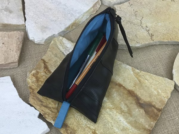 Federmäppchen mit türkisfarbendem Futter aus upcycling Fahrradschlauch